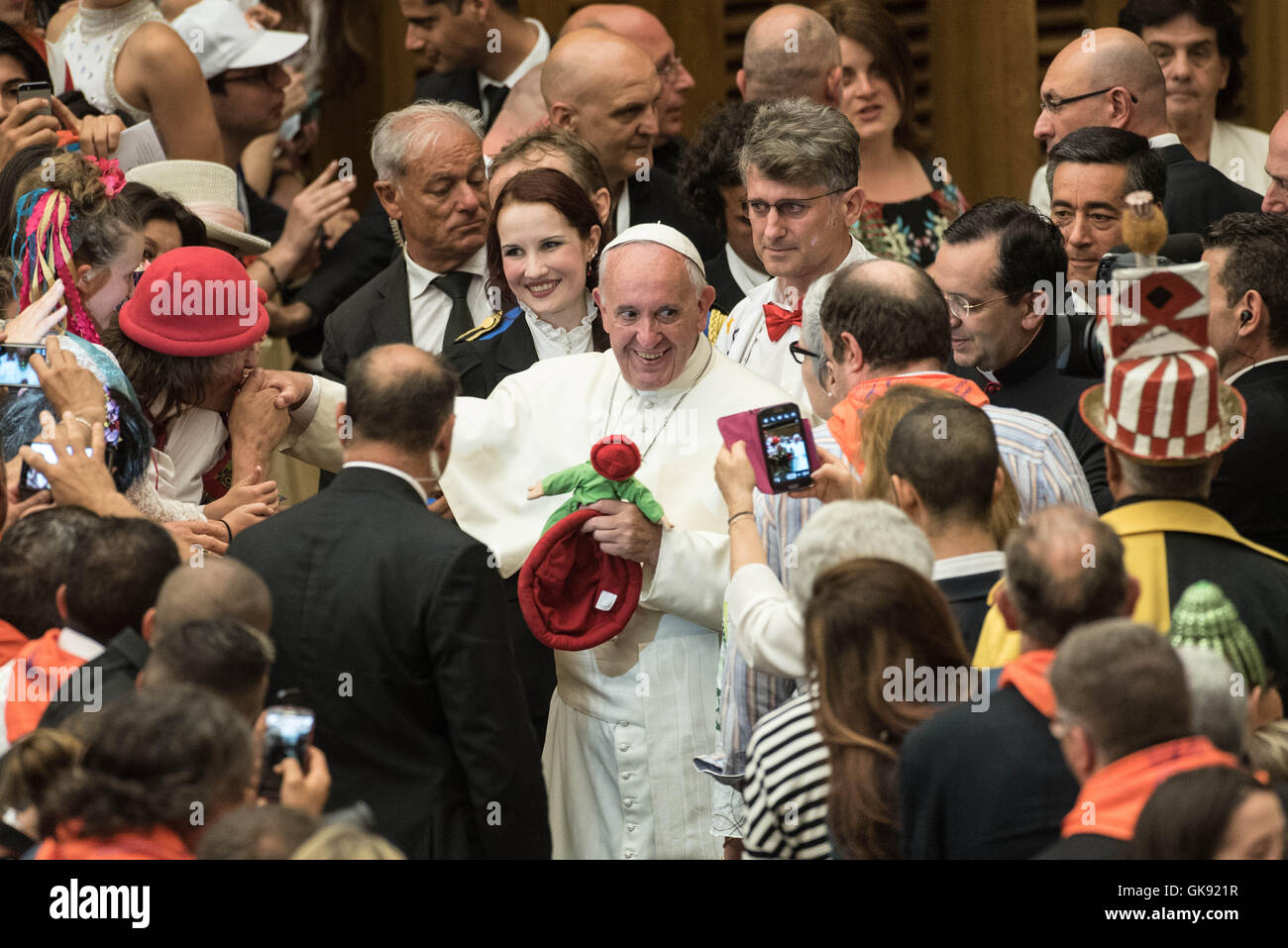 The 'World of Travelling Shows' visit Pope Francis at Paul VI Hall in ...