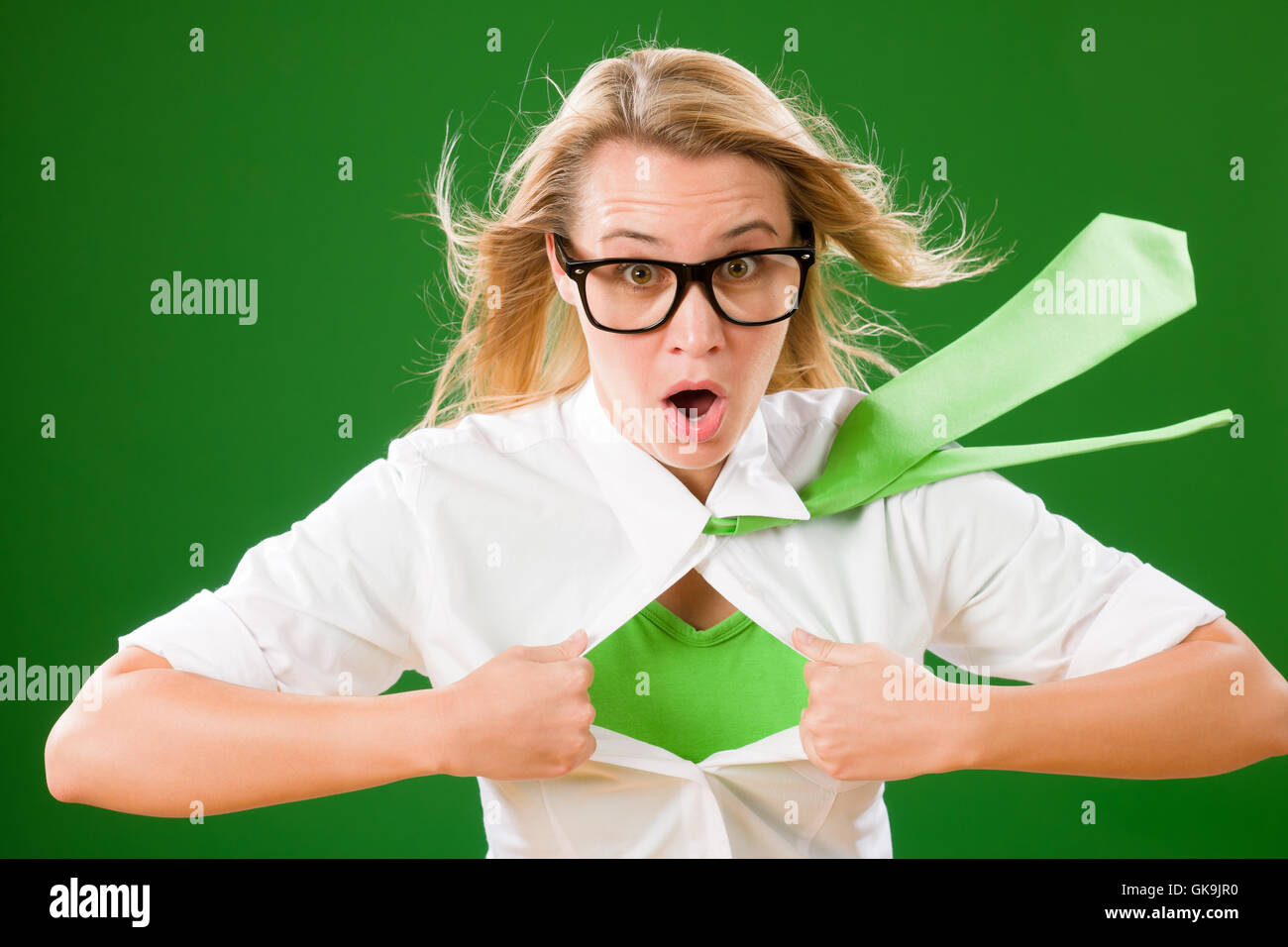 девушка стаскивает с себя одежду. девушка в рваной одежде. девушки в разорванных футболках. девушка рвет на себе одежду. девушка в разорванной одежде.