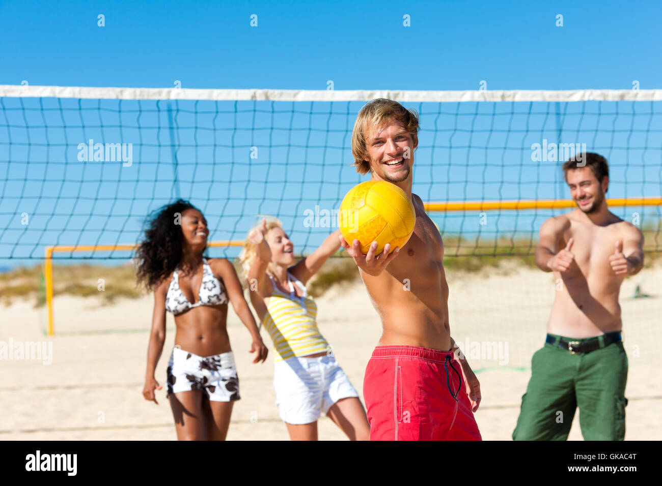 Мужчины играли в волейбол. Beach Volleyball игра. Пляжный волейбол. Волейбол на пляже. Игра в волейбол на пляже.