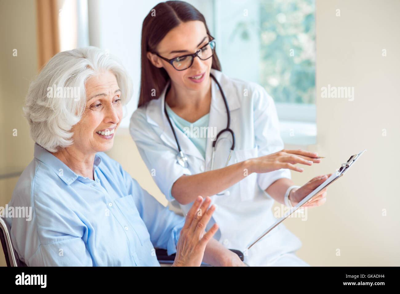 Nurse visiting senior patient Stock Photo - Alamy