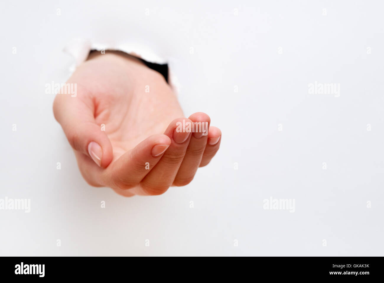 Девушка с улыбкой руки скрещены. Жест крест пальцами. Скрестить пальцы на удачу. Скрещенные пальцы. Скрещенные пальцы.