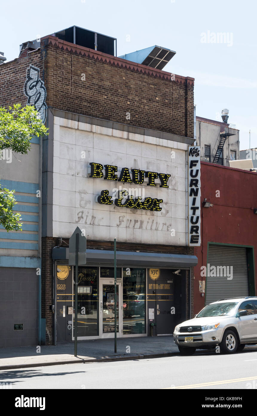 Beauty and Essex is a speakeasy bar hidden behind a pawn shop on Essex Street, Lower East Side, New York Stock Photo