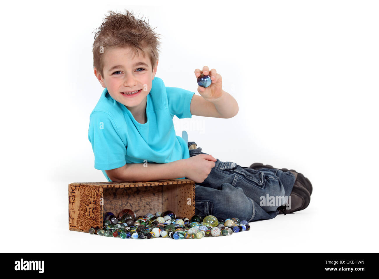 Мальчик играет с кем. Мальчик играет бижутерией. boy playing marbles. мальчик играет с самолетом. маленький мальчик играет со своим аналалом.