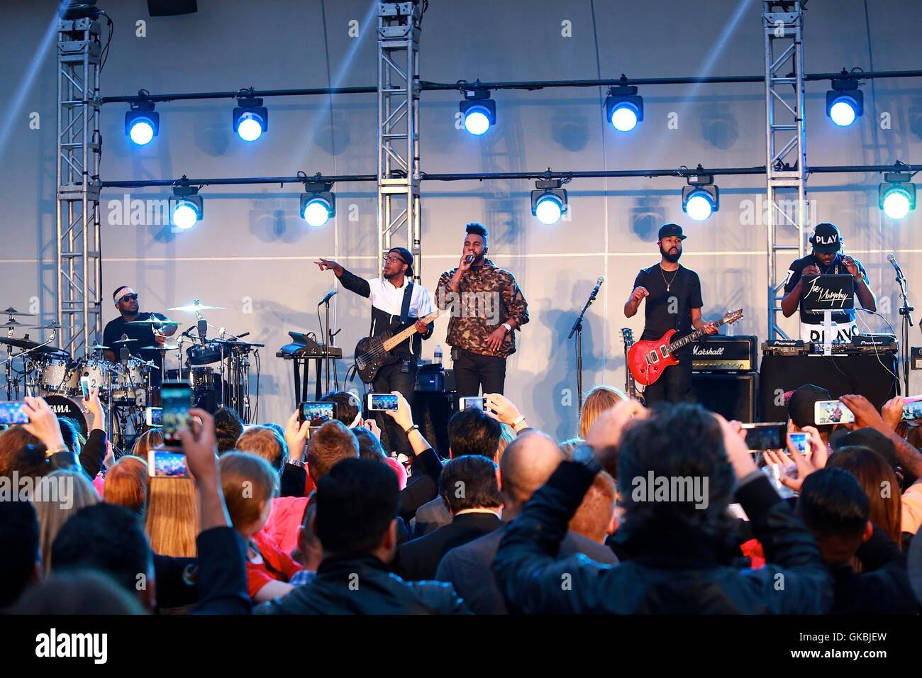 Jason Derulo performs onstage for fans during his rooftop concert at