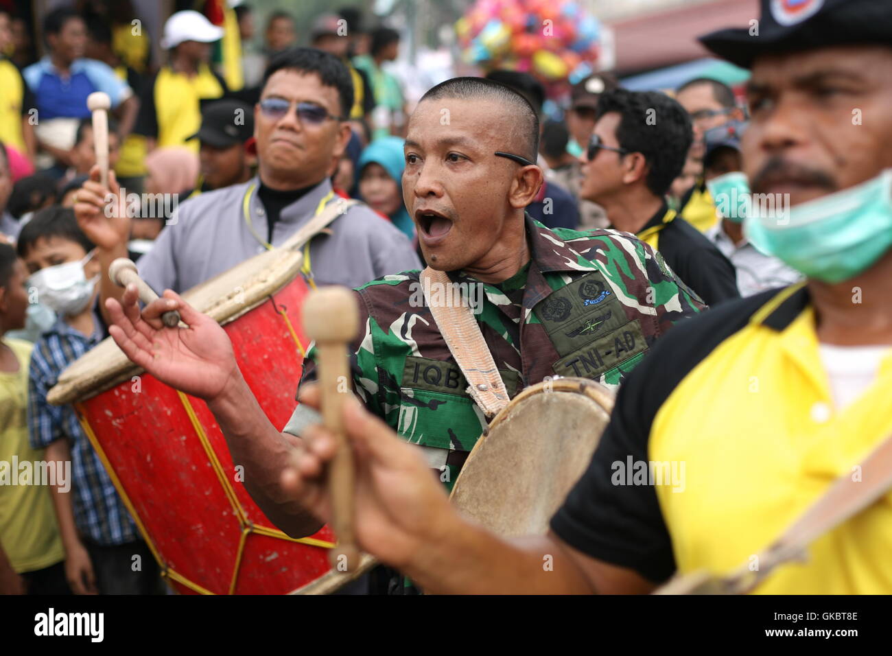 Army playing drum in Pariaman, West Sumatra, Indonesia. Photo by Yuli Seperi/Alamy Stock Photo