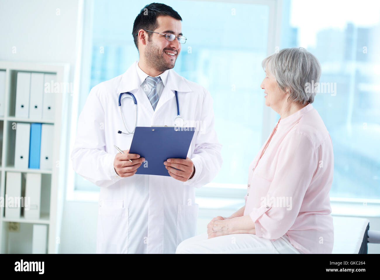 Nevropotolog доктор obesnit. прием терапевта. женщина врач.