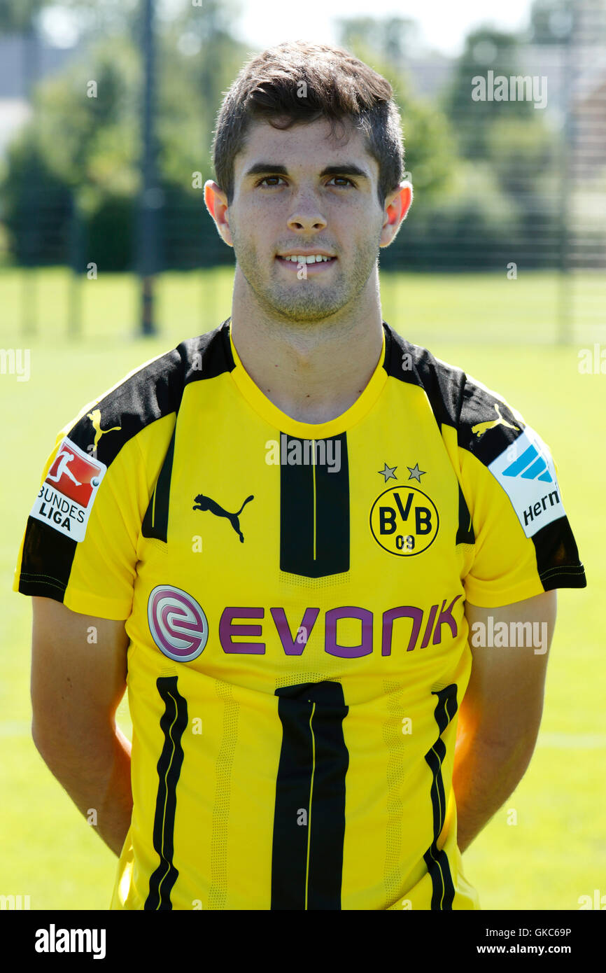 Football Bundesliga 16 17 Borussia Dortmund Press Photo Shooting Portrait Christian Pulisic Stock Photo Alamy