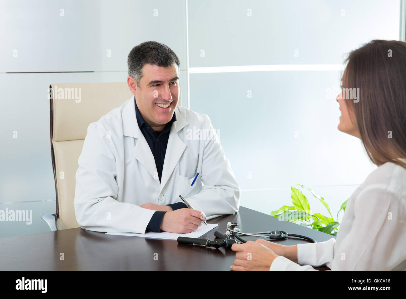 Female doctor smiles speaking hi-res stock photography and images - Alamy