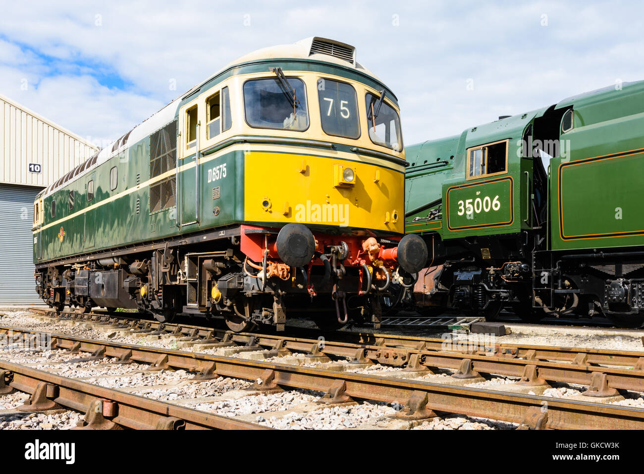Class 33 D6575 in BR Green waits next to its Southern Region partner 35006 at Toddington depot on the GWSR Stock Photo