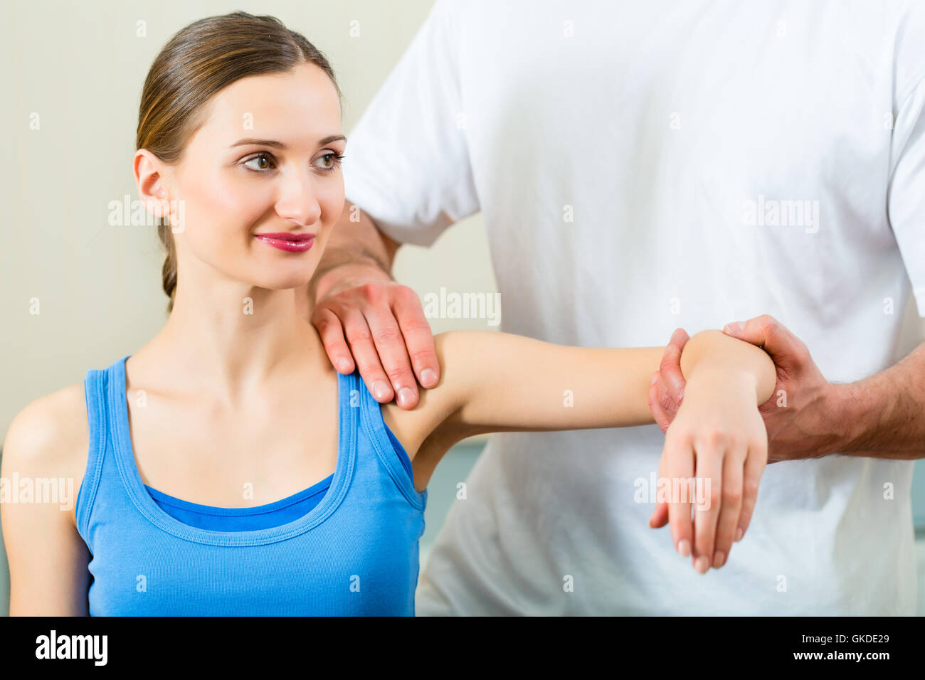 patient at the physiotherapy Stock Photo Alamy