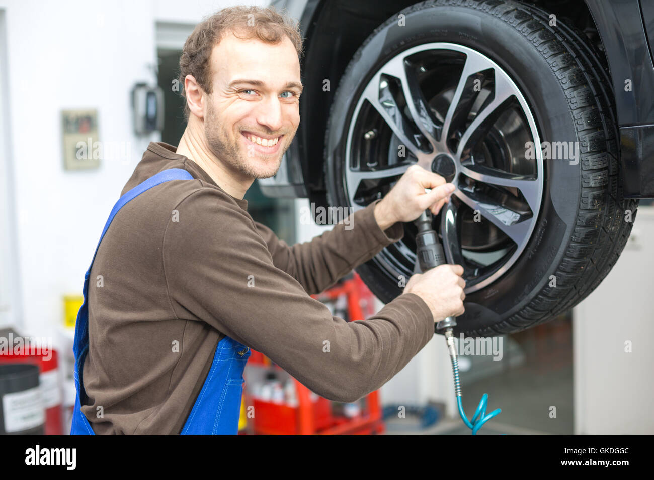 Auto mechanic lift hi-res stock photography and images - Alamy
