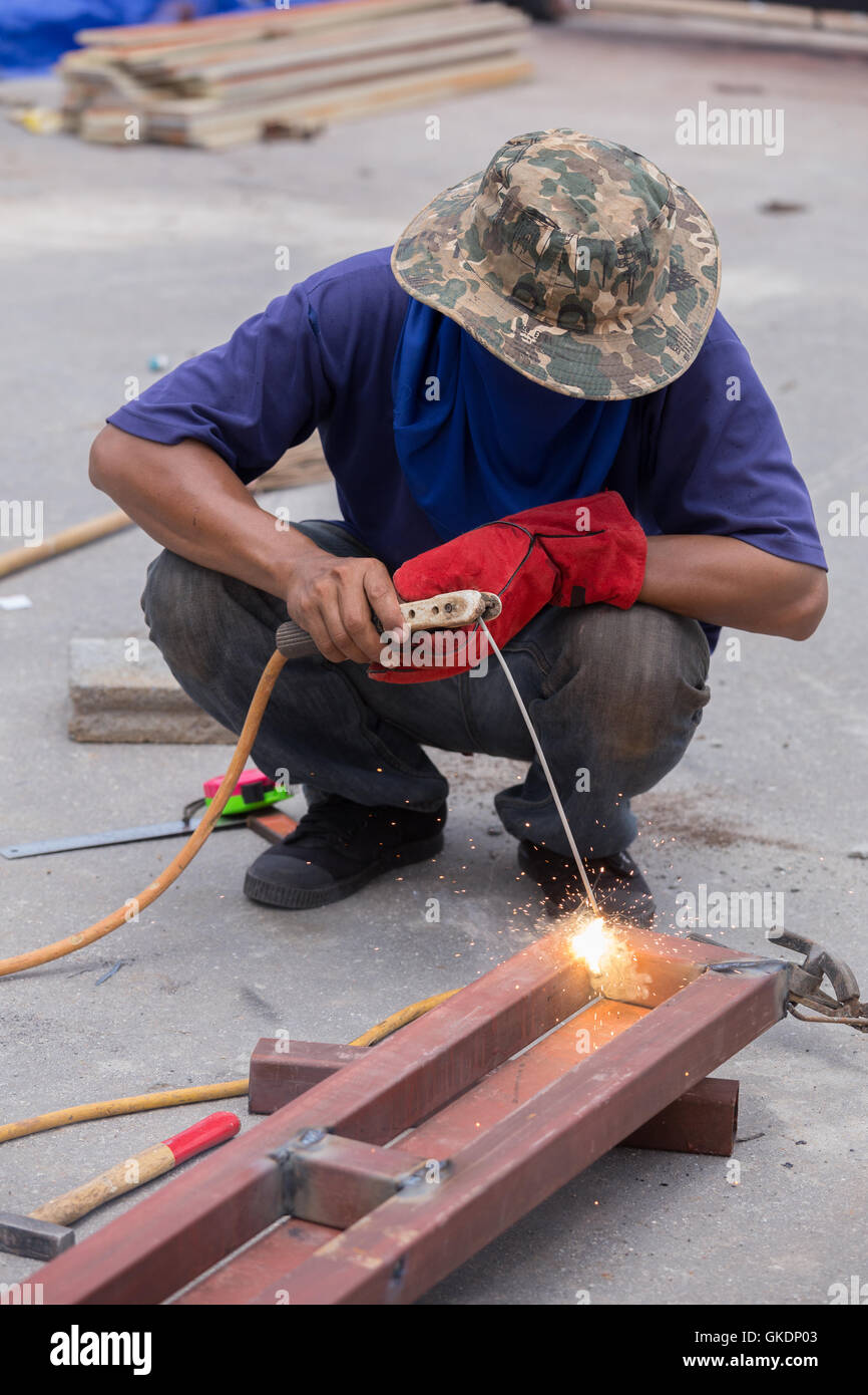 Welder working a welding metal. Not wearing glove Stock Photo Alamy