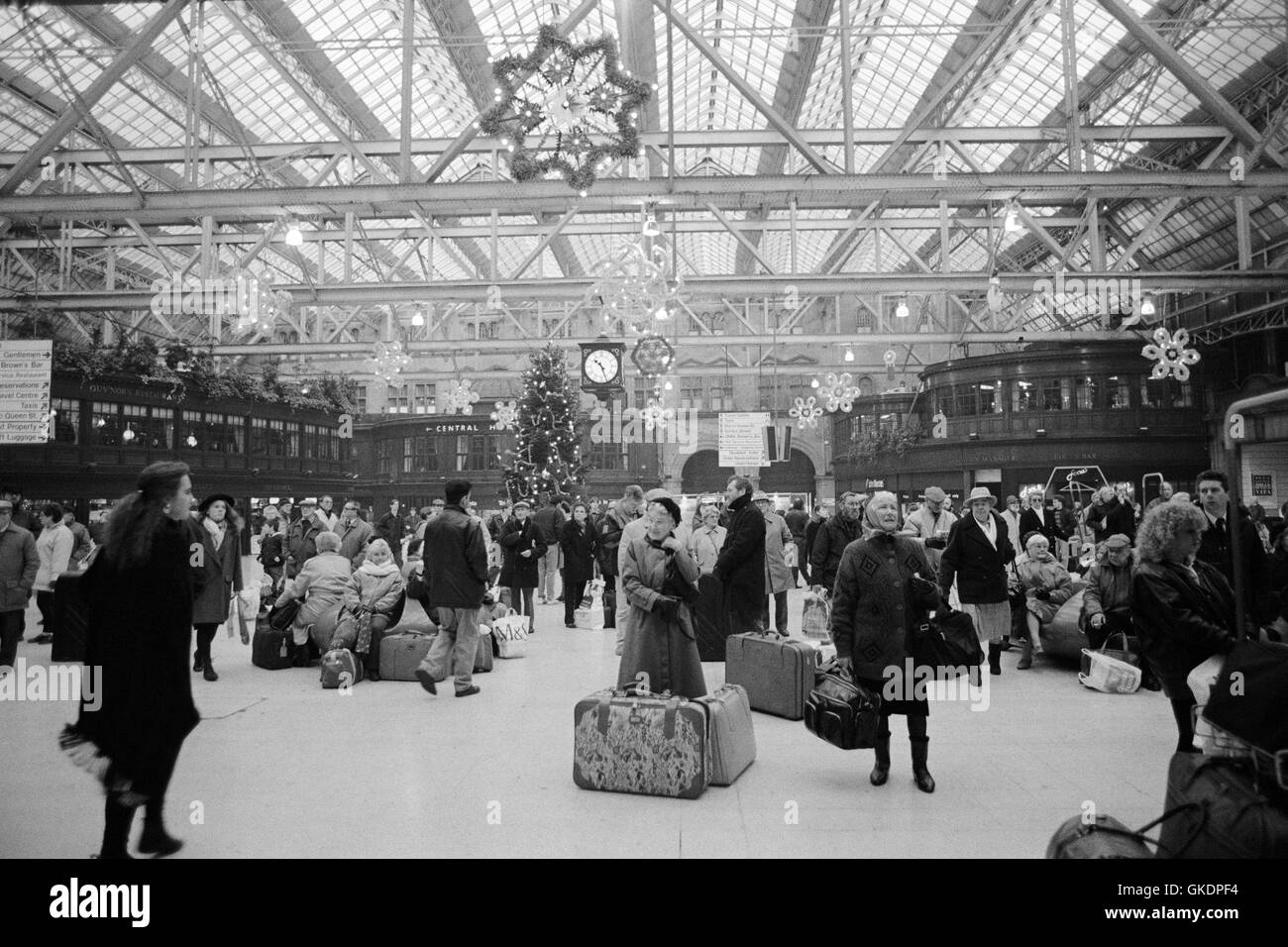 Passengers waiting at Central Station Glasgow, 1992 Stock Photo