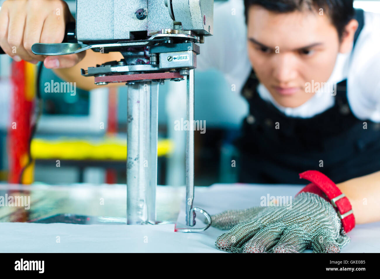 China chinese female factory workers hi-res stock photography and ...
