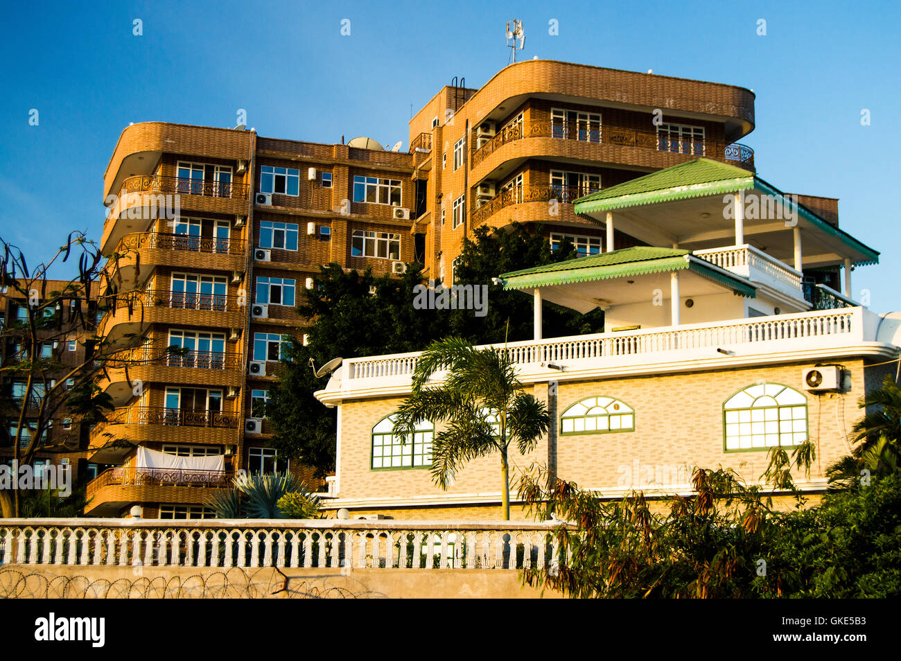 Private house and apartment block, Dar-es-Salaam, Tanzania Stock Photo
