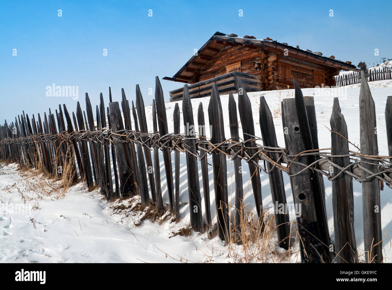 White cottage fence hi-res stock photography and images - Alamy