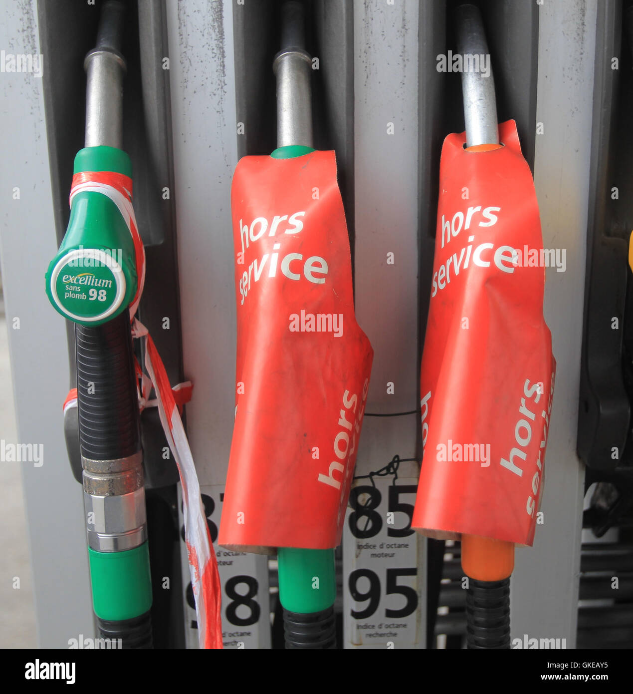1600 Petrol stations have closed all over france as they have run out
