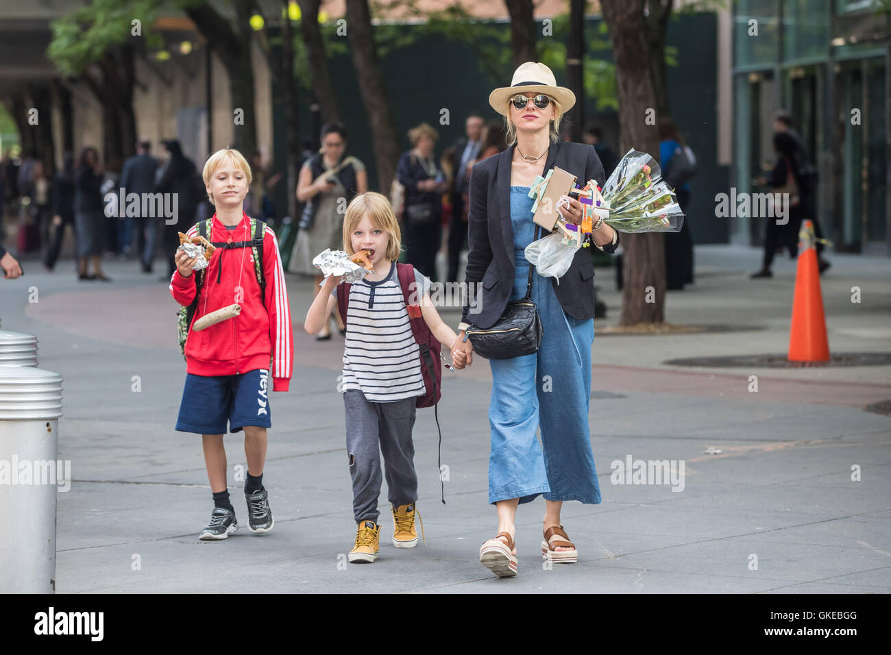 Naomi Watts treats her kids with famous New York pretzels as they walk home after school  Featuring: Naomi Watts, Samuel Kai Schreiber, Alexander Pete Schreiber Where: New York City, New York, United States When: 23 May 2016 Stock Photo
