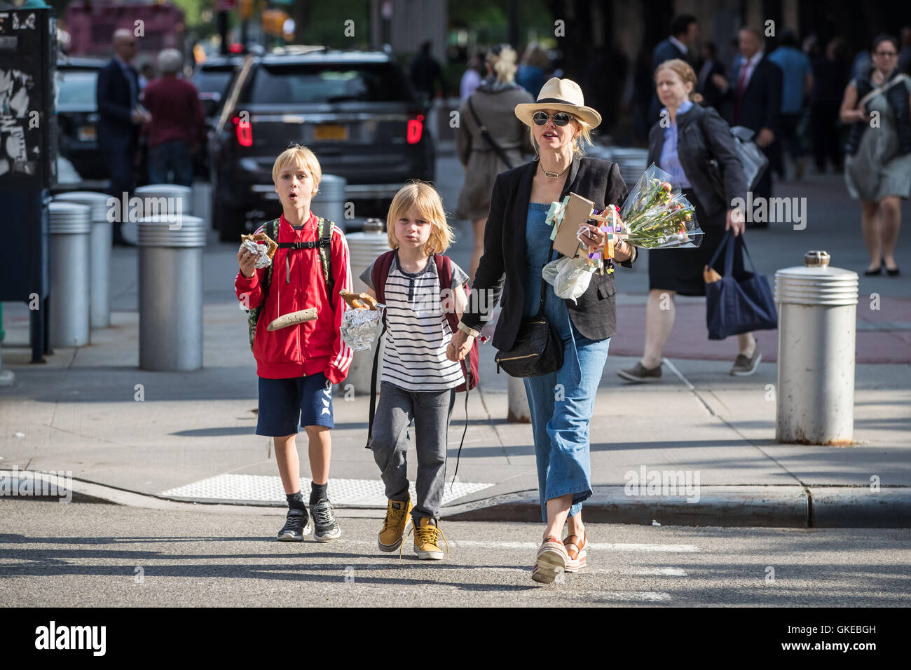 Naomi Watts treats her kids with famous New York pretzels as they walk home after school  Featuring: Naomi Watts, Samuel Kai Schreiber, Alexander Pete Schreiber Where: New York City, New York, United States When: 23 May 2016 Stock Photo