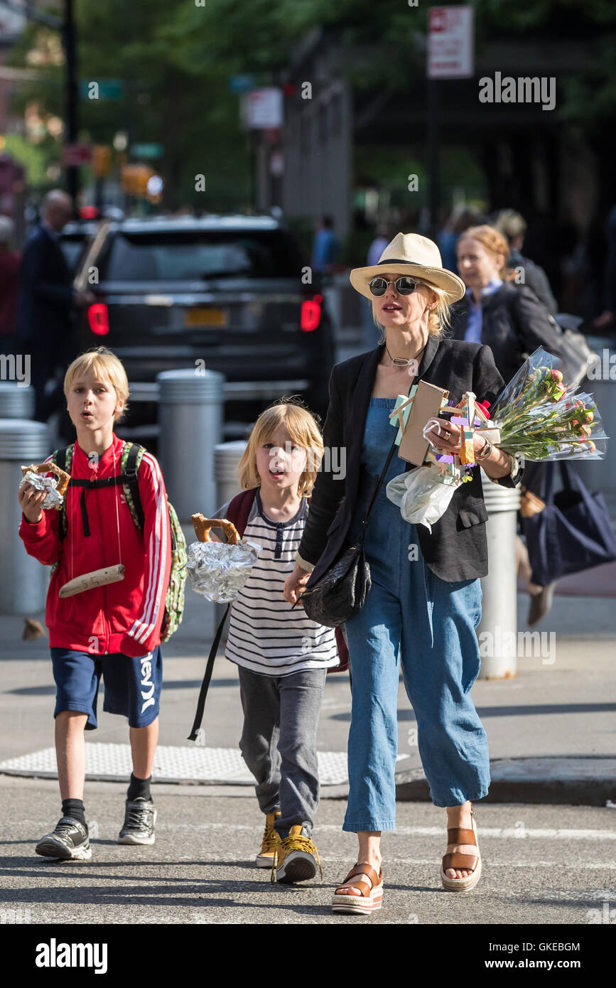 Naomi Watts treats her kids with famous New York pretzels as they walk home after school  Featuring: Naomi Watts, Samuel Kai Schreiber, Alexander Pete Schreiber Where: New York City, New York, United States When: 23 May 2016 Stock Photo