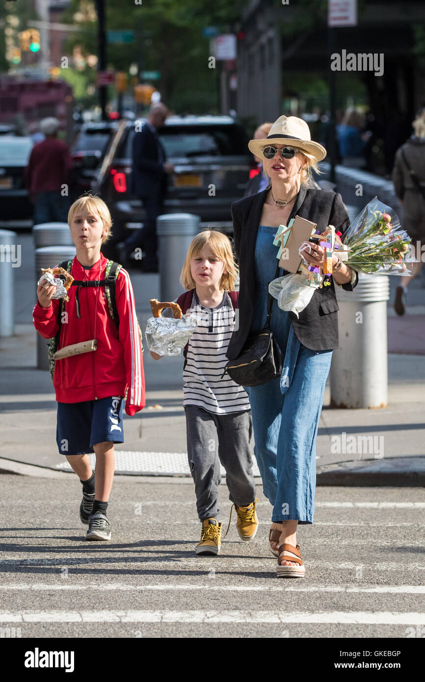Naomi Watts treats her kids with famous New York pretzels as they walk home after school  Featuring: Naomi Watts, Samuel Kai Schreiber, Alexander Pete Schreiber Where: New York City, New York, United States When: 23 May 2016 Stock Photo