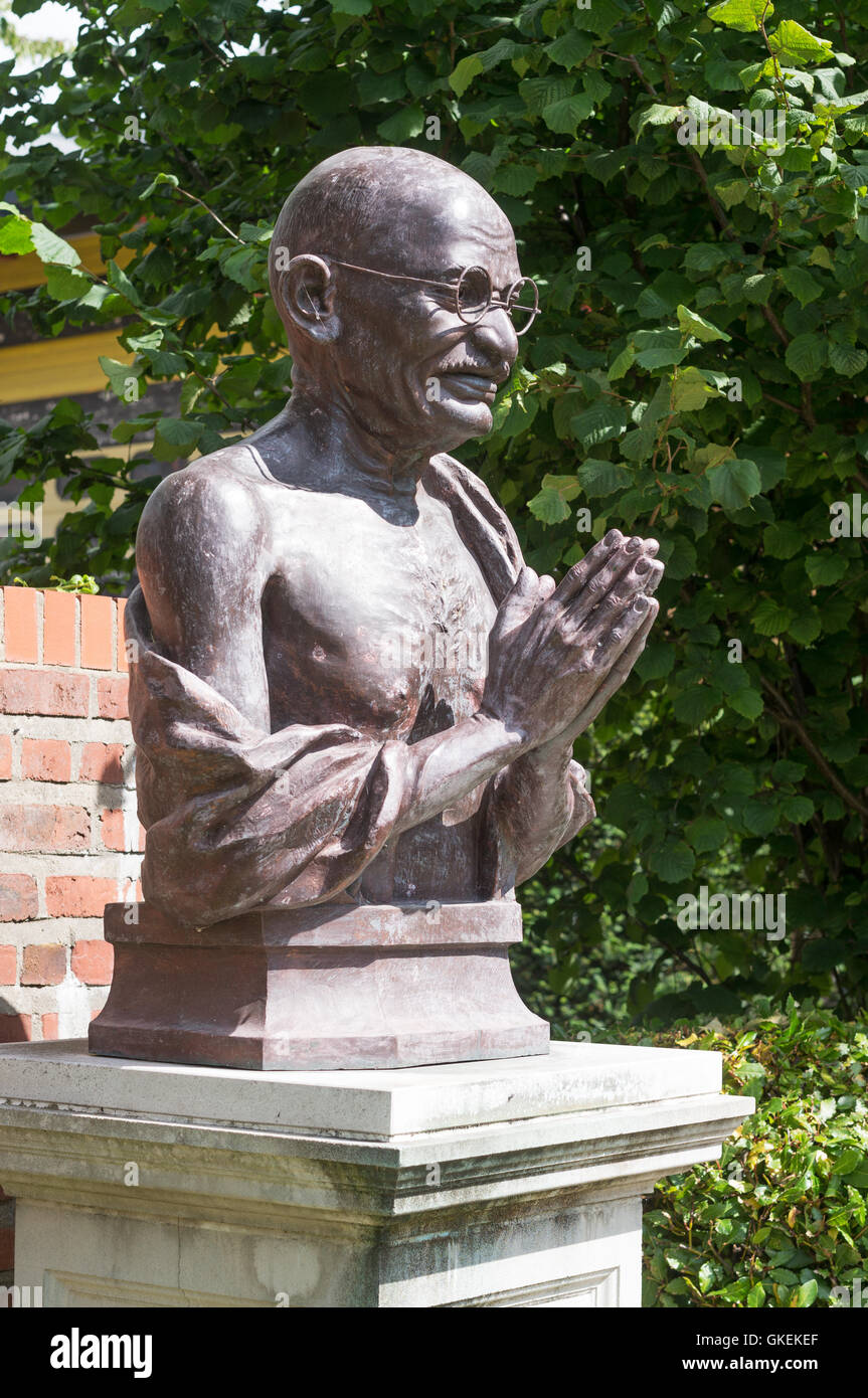 Bronze bust of Mahatma Gandhi in Nelson Mandela Gardens, Kingston upon Hull, Yorkshire, England, UK Stock Photo