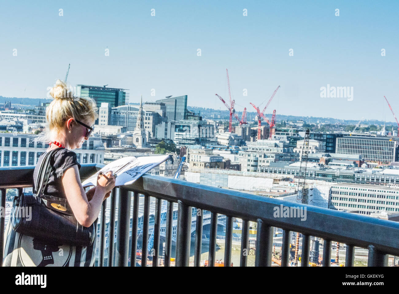 The open-air viewing terrace on the top floor of the new Switch House at Tate Modern Stock Photo