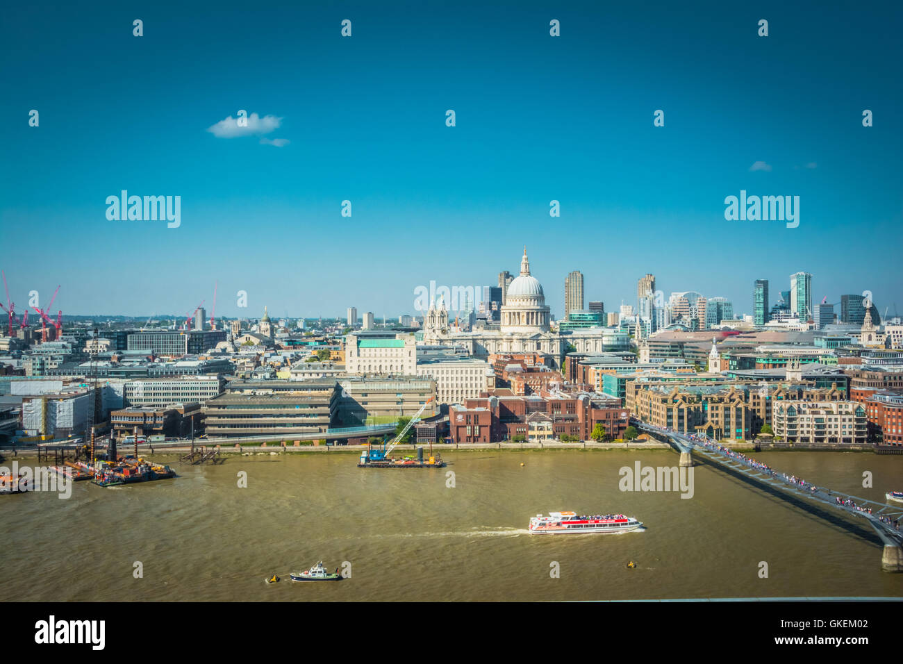 The open-air viewing terrace on the top floor of the new Switch House at Tate Modern Stock Photo