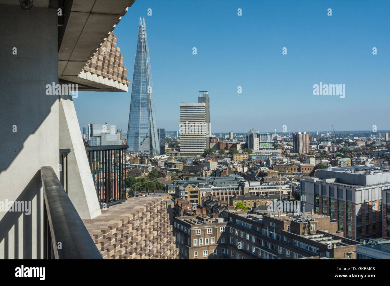 The open-air viewing terrace on the top floor of the new Switch House at Tate Modern, London, England, UK Stock Photo