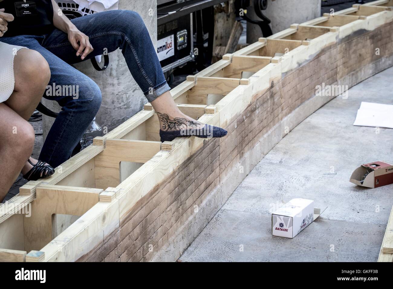 Half Trevis Fendi show trevi fountain hi-res stock photography and images - Alamy