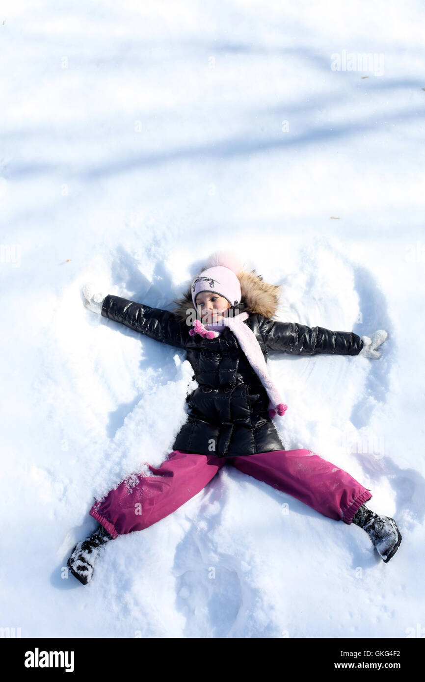 Beautiful little girl in winter park Stock Photo - Alamy