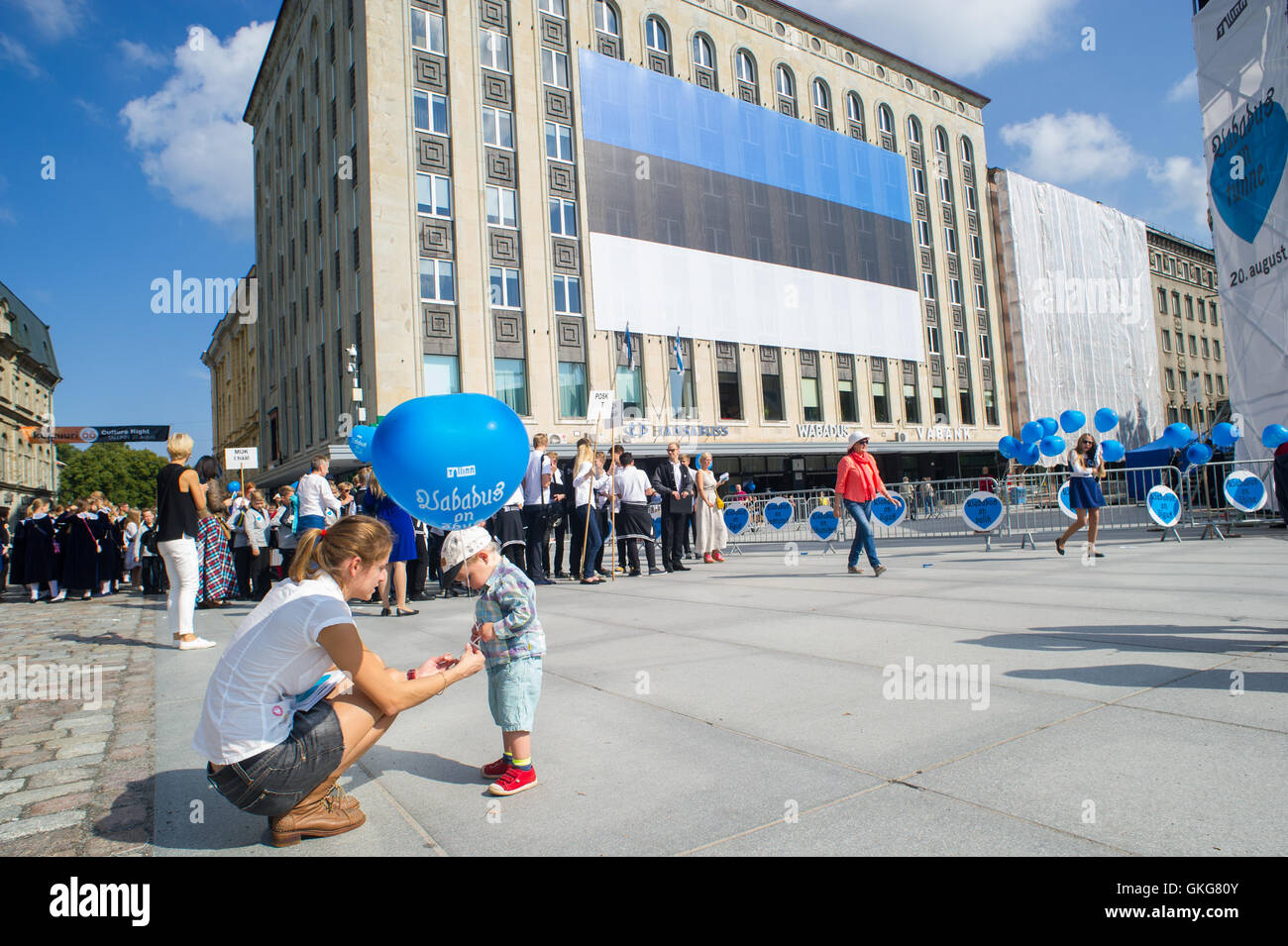 Tallinn, Estonia, 20th August 2016. People gather at the Freedom square of Tallinn. On 20th of August the Republic of Estonia celebrates the 25th years since the restoration of Independence after the collapse of the Soviet Union in 1991. Credit:  Nicolas Bouvy/Alamy Live News Stock Photo