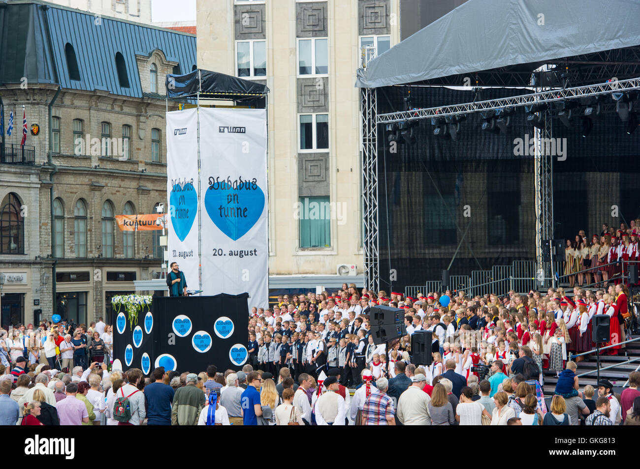 Tallinn, Estonia, 20th August 2016. Folkloric choral groups sing at the Freedom square of Tallinn. On 20th of August the Republic of Estonia celebrates the 25th years since the restoration of Independence after the collapse of the Soviet Union in 1991. Credit:  Nicolas Bouvy/Alamy Live News Stock Photo