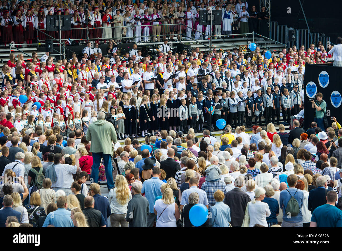 Tallinn, Estonia, 20th August 2016. Folkloric groups sing at the Freedom square of Tallinn. On 20th of August the Republic of Estonia celebrates the 25th years since the restoration of Independence after the collapse of the Soviet Union in 1991. Credit:  Nicolas Bouvy/Alamy Live News Stock Photo