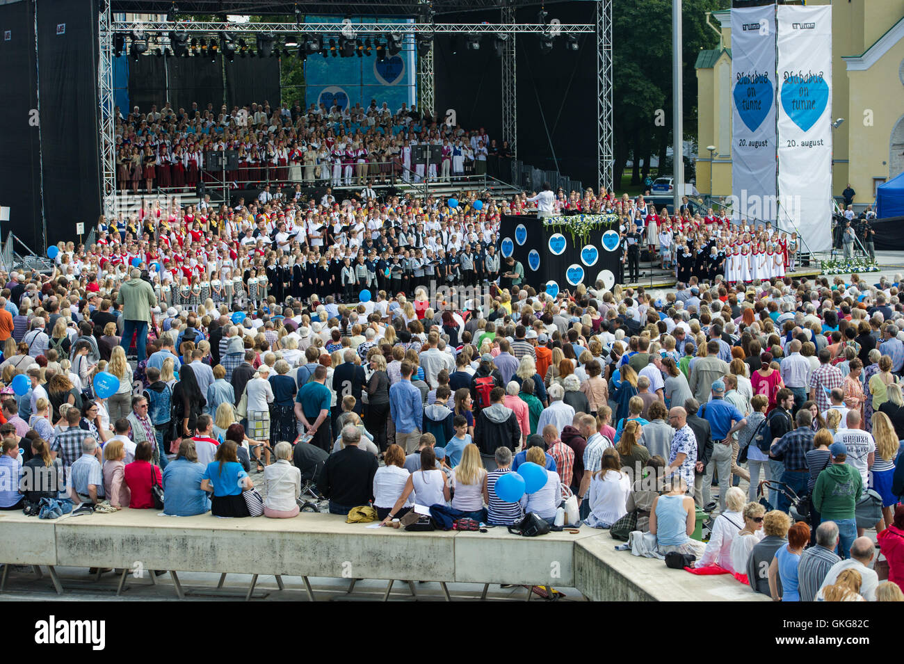 Tallinn, Estonia, 20th August 2016. Folkloric groups sing at the Freedom square of Tallinn. On 20th of August the Republic of Estonia celebrates the 25th years since the restoration of Independence after the collapse of the Soviet Union in 1991. Credit:  Nicolas Bouvy/Alamy Live News Stock Photo