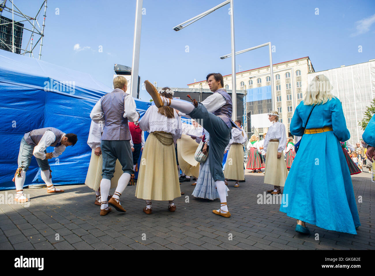 Tallinn, Estonia, 20th August 2016. Folkloric group prepares at the Freedom square of Tallinn. On 20th of August the Republic of Estonia celebrates the 25th years since the restoration of Independence after the collapse of the Soviet Union in 1991. Credit:  Nicolas Bouvy/Alamy Live News Stock Photo