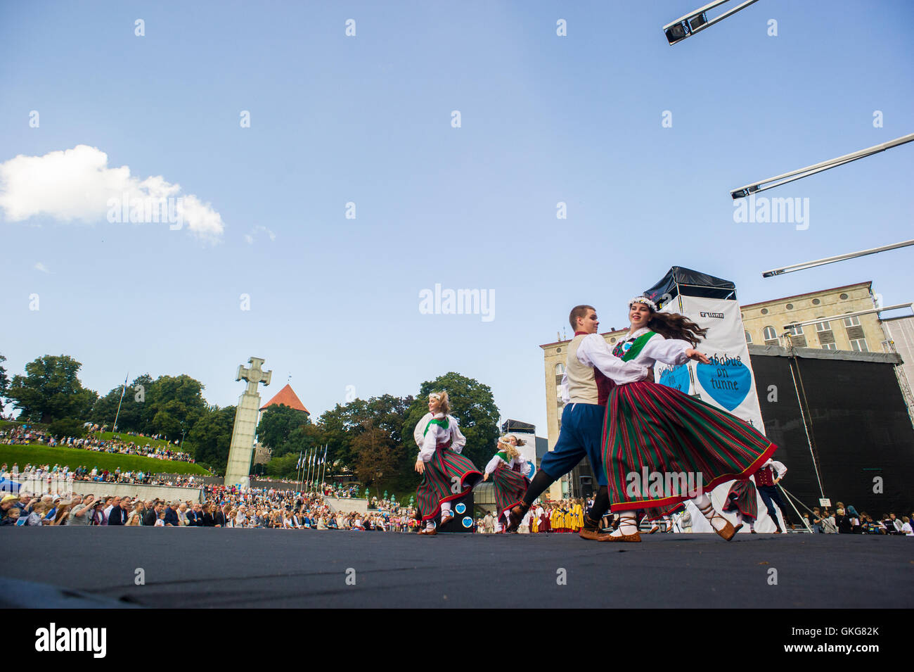 Tallinn, Estonia, 20th August 2016. Folkloric group dances at the Freedom square of Tallinn. On 20th of August the Republic of Estonia celebrates the 25th years since the restoration of Independence after the collapse of the Soviet Union in 1991. Credit:  Nicolas Bouvy/Alamy Live News Stock Photo