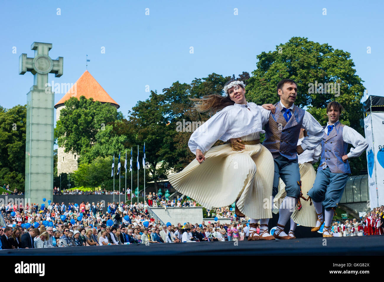 Tallinn, Estonia, 20th August 2016. Folkloric group dances at the Freedom square of Tallinn. On 20th of August the Republic of Estonia celebrates the 25th years since the restoration of Independence after the collapse of the Soviet Union in 1991. Credit:  Nicolas Bouvy/Alamy Live News Stock Photo