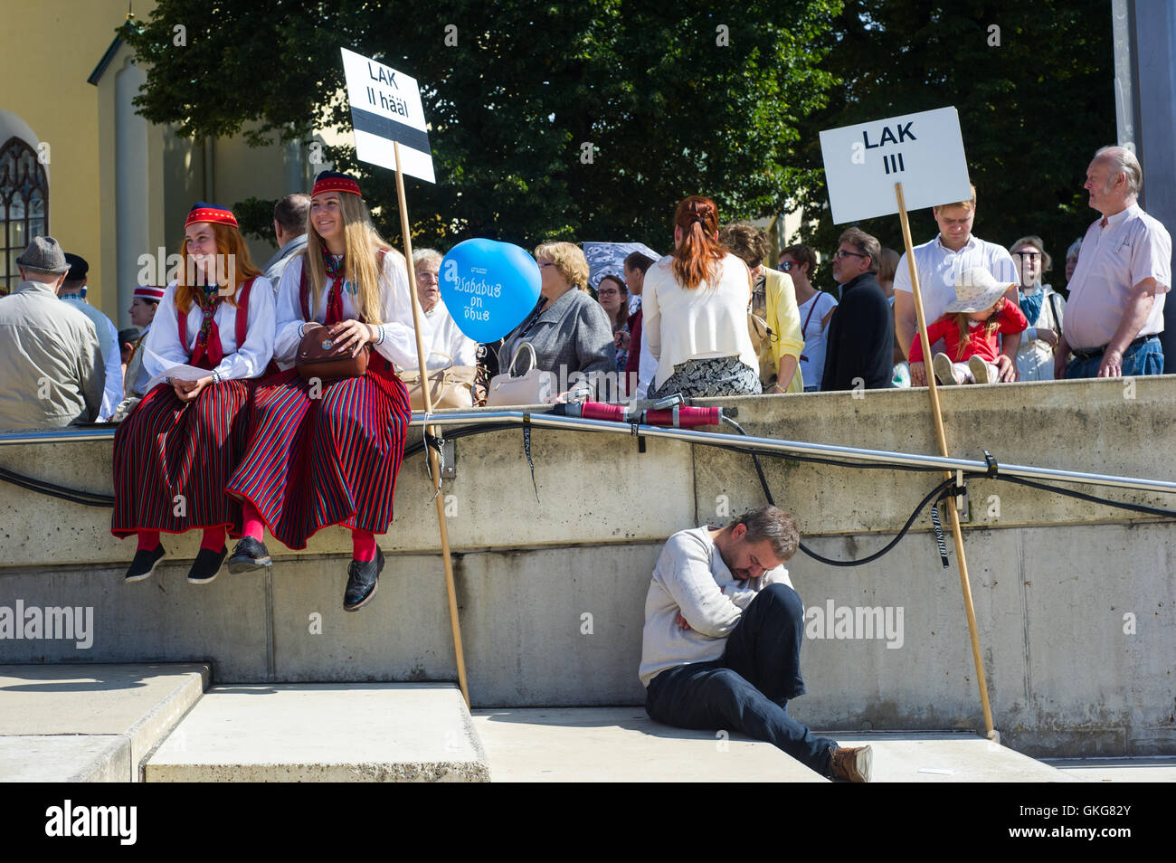 Tallinn, Estonia, 20th August 2016. Folkloric group members smile at the Freedom square of Tallinn. On 20th of August the Republic of Estonia celebrates the 25th years since the restoration of Independence after the collapse of the Soviet Union in 1991. Credit:  Nicolas Bouvy/Alamy Live News Stock Photo