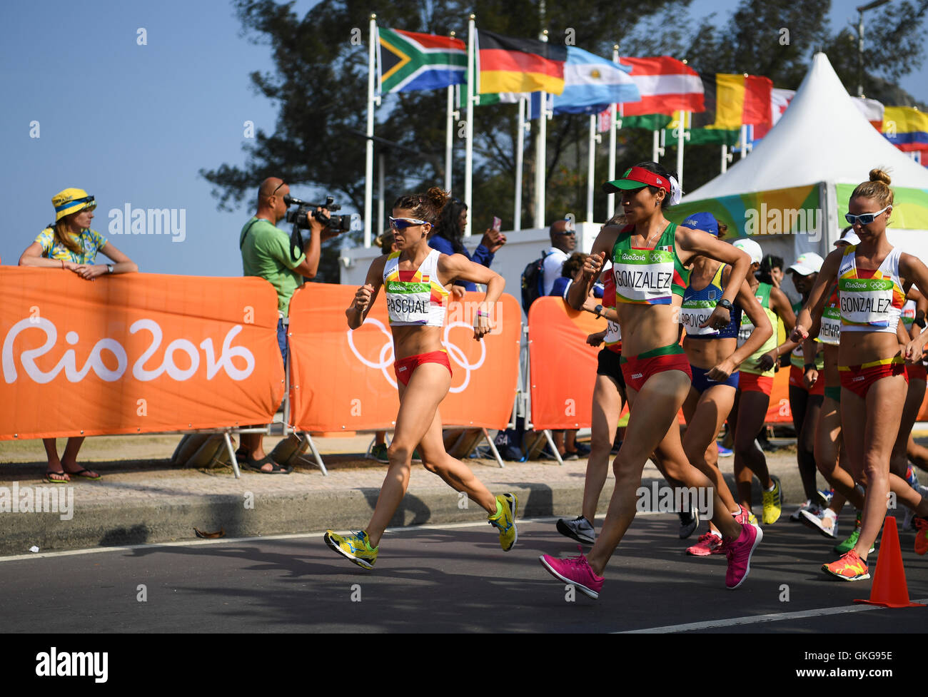 Rio de Janeiro, Brazil. 19th August, 2016. Beatriz Pascual of Spain and Maria Gonzalez of Mexico leads the pack during the womens 20km race walk on Day 14 of the 2016 Rio Olympics at Pontal on August 19, 2016 in Rio de Janeiro, Brazil. (Photo by Roger Sedres/Gallo Images) Credit:  Roger Sedres/Alamy Live News Stock Photo