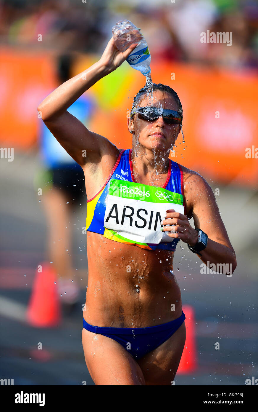 Rio de Janeiro, Brazil. 19th August, 2016. Sandra Arenas of Colombia pours water over her head during the womens 20km race walk on Day 14 of the 2016 Rio Olympics at Pontal on August 19, 2016 in Rio de Janeiro, Brazil. (Photo by Roger Sedres/Gallo Images) Credit:  Roger Sedres/Alamy Live News Stock Photo