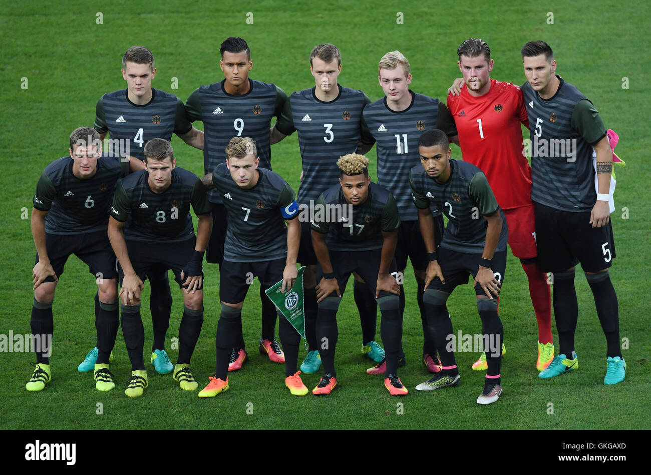 Rio de Janeiro, Brazil. 20th Aug, 2016. Germany's Olympic Soccer team lines-up prior to the Men's soccer Gold Medal Match between Brazil and Germany during the Rio 2016 Olympic Games at the Maracana in Rio de Janeiro, Brazil, 20 August 2016. Front line L-R: Sven Bender, Lars Bender, Maximilian Meyer, Serge Gnarby, Jeremy Toljan. 2nd row L-R: Matthias Ginter, Davie Selke, Lukas Klostermann, Julian Brandt, goalkeeper Timo Horn, Niklas Suele. Photo: Sebastian Kahnert/dpa/Alamy Live News Stock Photo