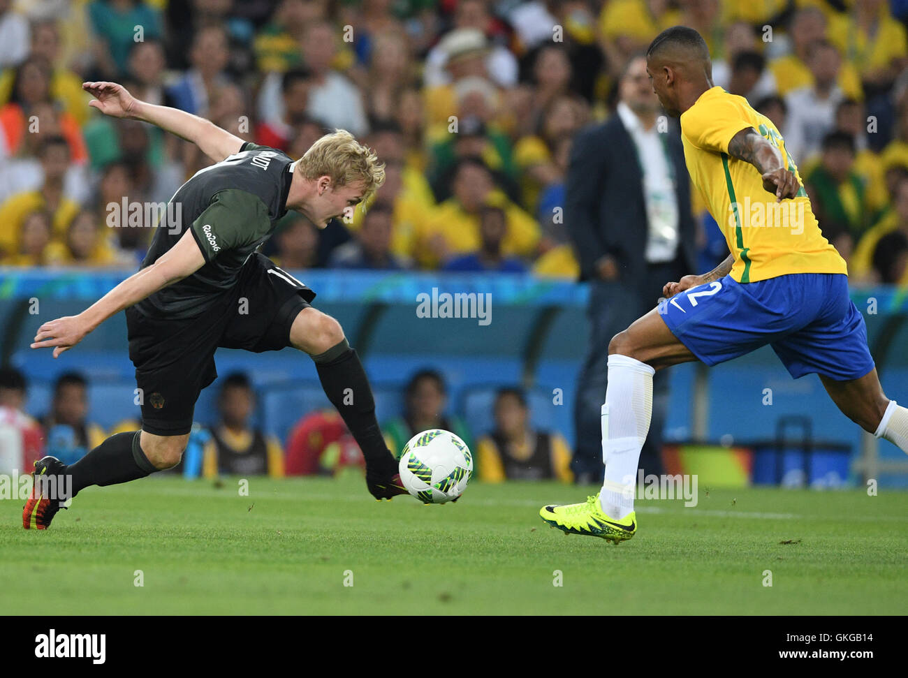Rio de Janeiro, Brazil. 20th Aug, 2016. Julian Brandt (L) of Germany and Walace of Brazil vie for the ball during the Men's soccer Gold Medal Match between Brazil and Germany during the Rio 2016 Olympic Games at the Maracana in Rio de Janeiro, Brazil, 20 August 2016. Photo: Soeren Stache/dpa (re-crop)/dpa/Alamy Live News Stock Photo