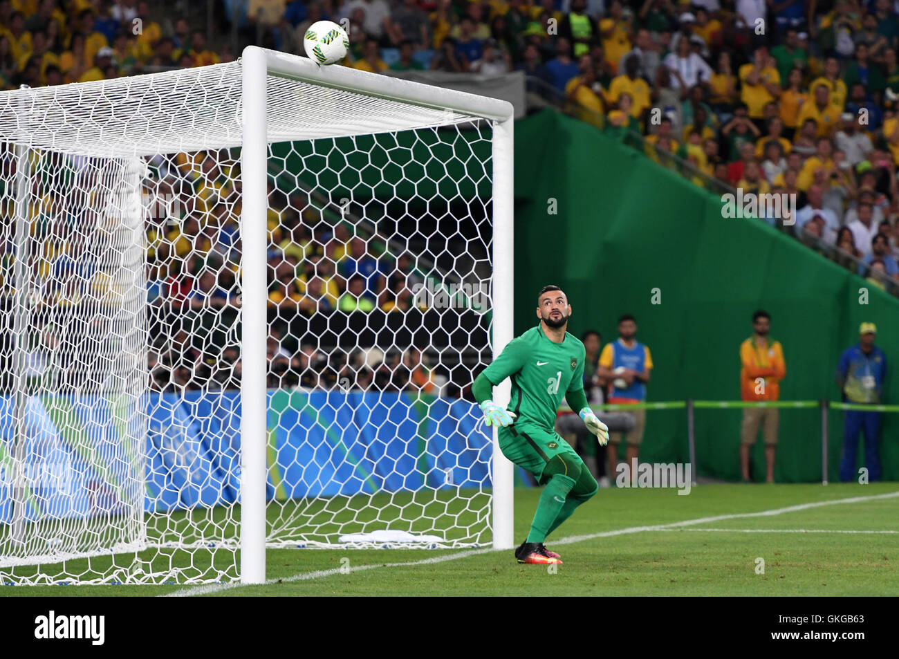 Rio de Janeiro, Brazil. 20th Aug, 2016. Weverton of Brazil looks on as a German player shoots against the bar during the Men's soccer Gold Medal Match between Brazil and Germany during the Rio 2016 Olympic Games at the Maracana in Rio de Janeiro, Brazil, 20 August 2016. Photo: Soeren Stache/dpa/Alamy Live News Stock Photo