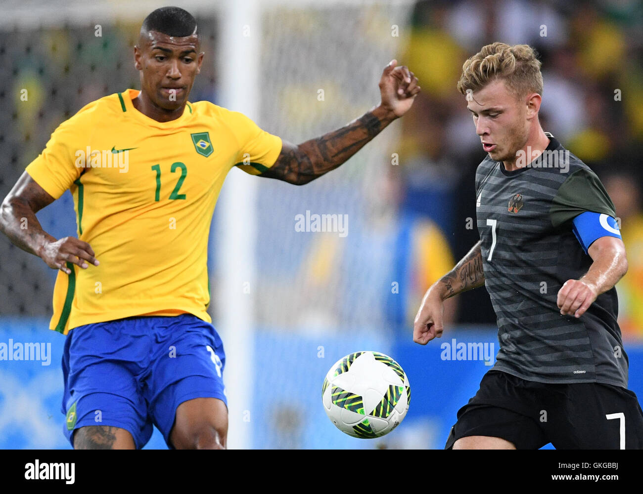 Rio de Janeiro, Brazil. 20th Aug, 2016. Maximilian Meyer (R) of Germany and Walace of Brazil vie for the ball during the Men's soccer Gold Medal Match between Brazil and Germany during the Rio 2016 Olympic Games at the Maracana in Rio de Janeiro, Brazil, 20 August 2016. Photo: Soeren Stache/dpa/Alamy Live News Stock Photo