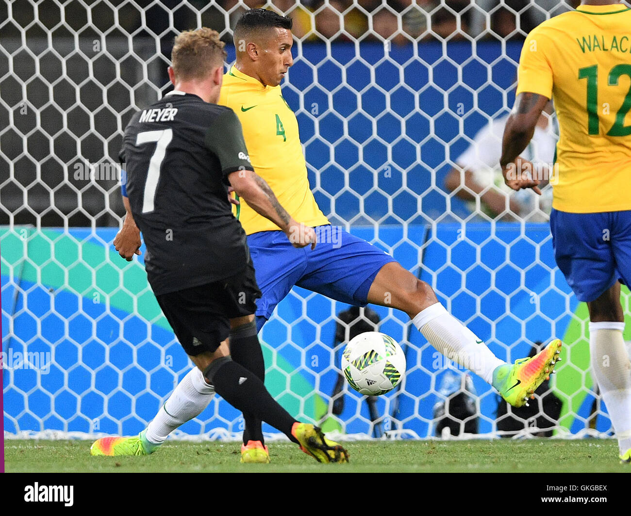 Rio de Janeiro, Brazil. 20th Aug, 2016. Maximilian Meyer of Germany scores the 1-1 equalizer as Marquinhos of Brazil is tunneled during the Men's soccer Gold Medal Match between Brazil and Germany during the Rio 2016 Olympic Games at the Maracana in Rio de Janeiro, Brazil, 20 August 2016. Photo: Soeren Stache/dpa (re-crop)/dpa/Alamy Live News Stock Photo