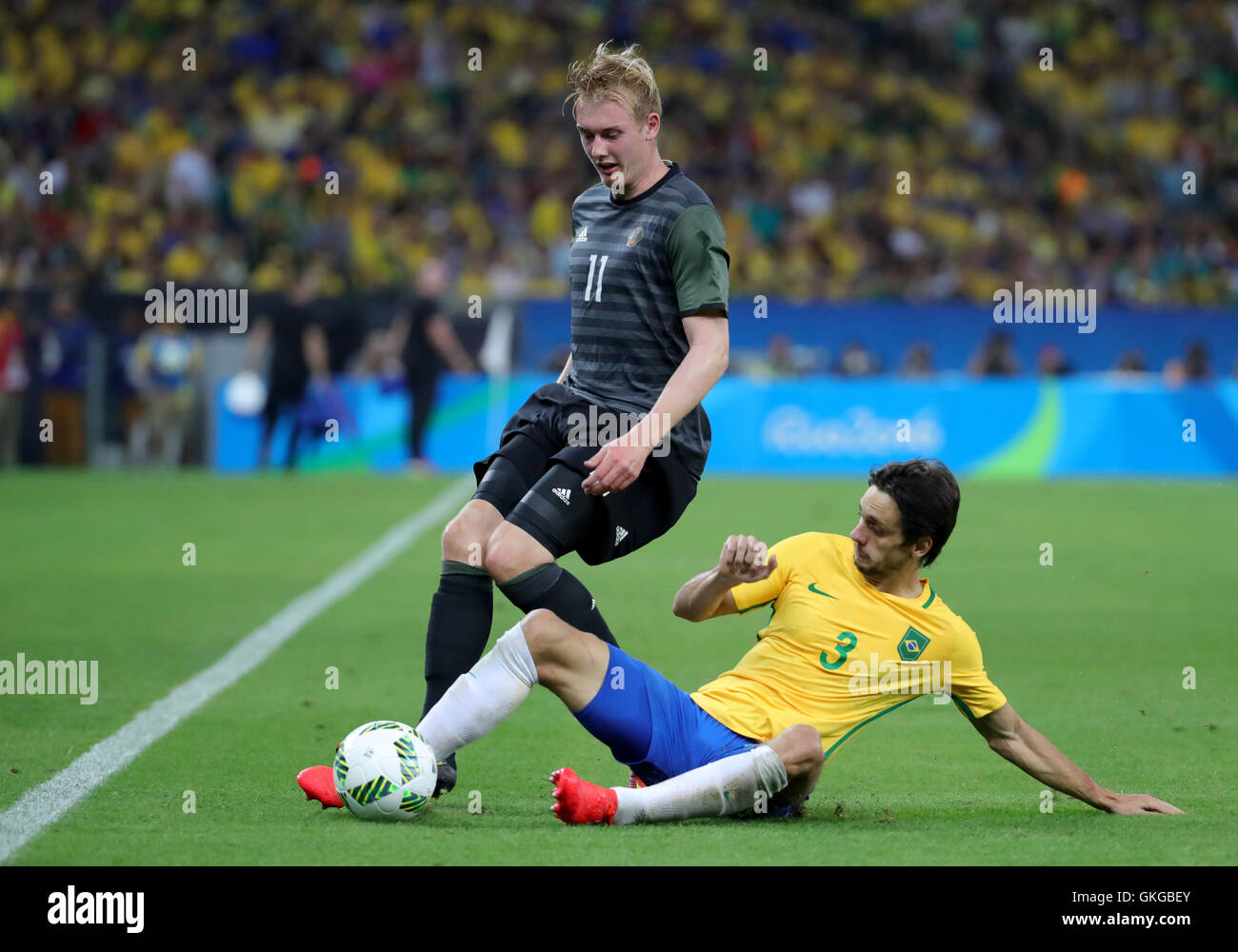 Rio de Janeiro, Brazil. 20th Aug, 2016. Julian Brandt (L) of Germany and Rodrigo Caio of Brazil vie for the ball during the Men's soccer Gold Medal Match between Brazil and Germany during the Rio 2016 Olympic Games at the Maracana in Rio de Janeiro, Brazil, 20 August 2016. Photo: Friso Gentsch/dpa/Alamy Live News Stock Photo