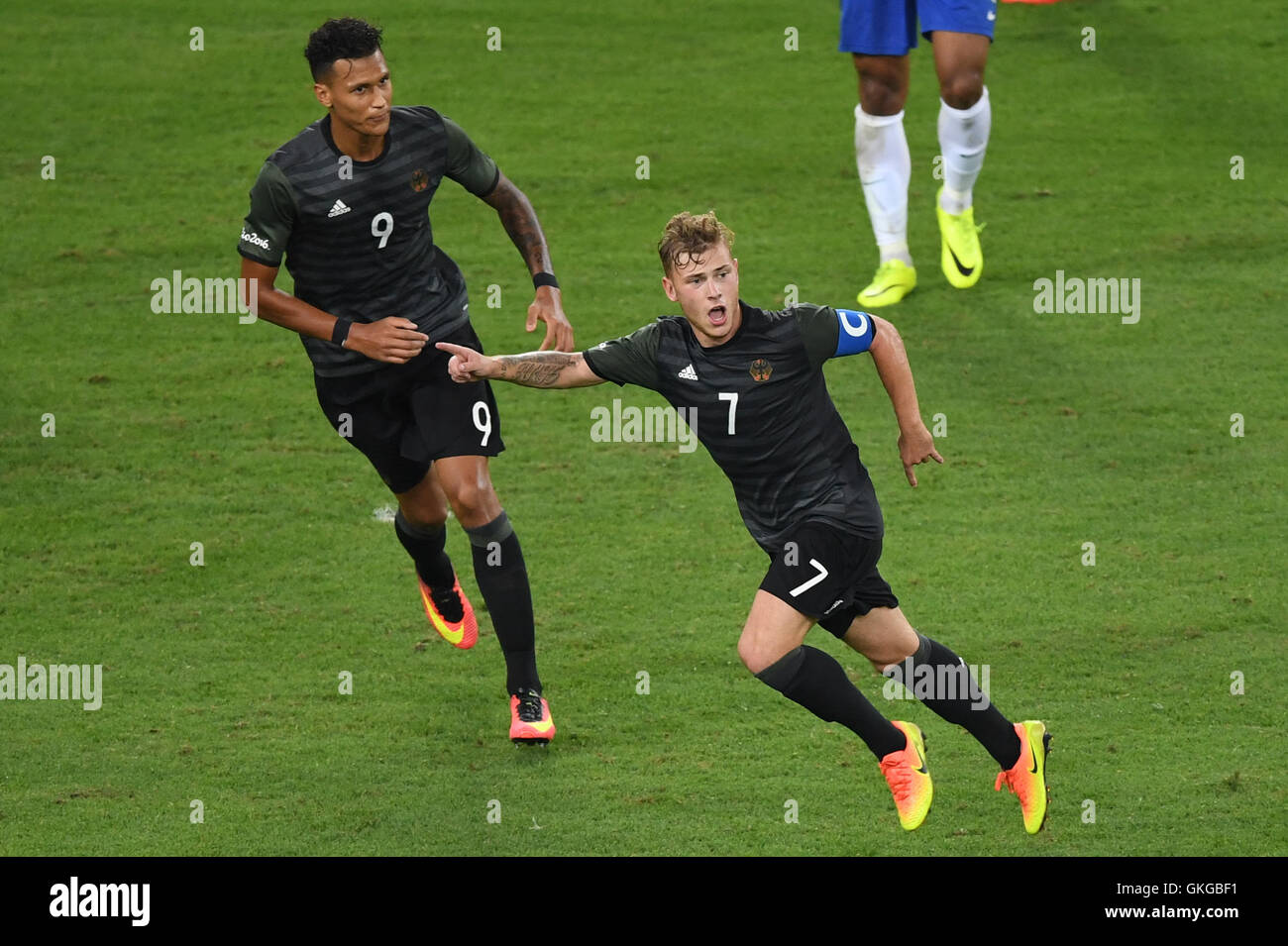 Rio de Janeiro, Brazil. 20th Aug, 2016. Maximilian Meyer (R) of Germany celebrates with teammate Davie Selke after he scored the 1:1 during the Men's soccer Gold Medal Match between Brazil and Germany during the Rio 2016 Olympic Games at the Maracana in Rio de Janeiro, Brazil, 20 August 2016. Photo: Sebastian Kahnert/dpa/Alamy Live News Stock Photo