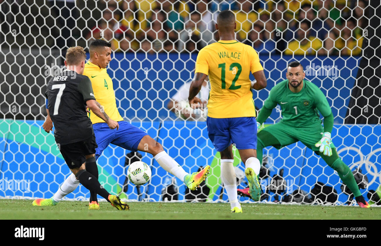 Rio de Janeiro, Brazil. 20th Aug, 2016. Maximilian Meyer of Germany scores the 1-1 equalizer as Marquinhos of Brazil is tunneled during the Men's soccer Gold Medal Match between Brazil and Germany during the Rio 2016 Olympic Games at the Maracana in Rio de Janeiro, Brazil, 20 August 2016. Photo: Soeren Stache/dpa/Alamy Live News Stock Photo