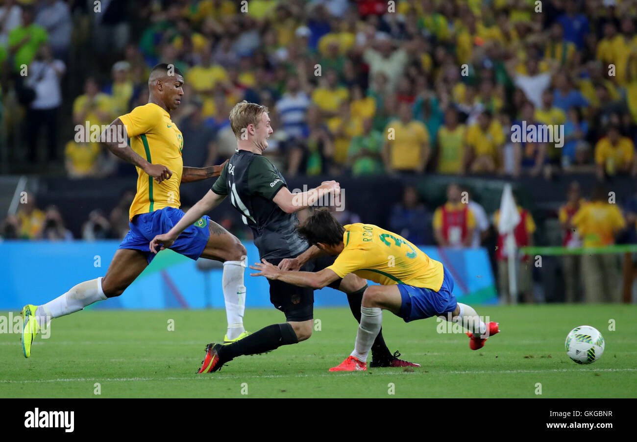 Rio de Janeiro, Brazil. 20th Aug, 2016. Julian Brandt (C) of Germany and Rodrigo Caio (R) Walace (L) of Brazil vie for the ball during the Men's soccer Gold Medal Match between Brazil and Germany during the Rio 2016 Olympic Games at the Maracana in Rio de Janeiro, Brazil, 20 August 2016. Photo: Friso Gentsch/dpa/Alamy Live News Stock Photo